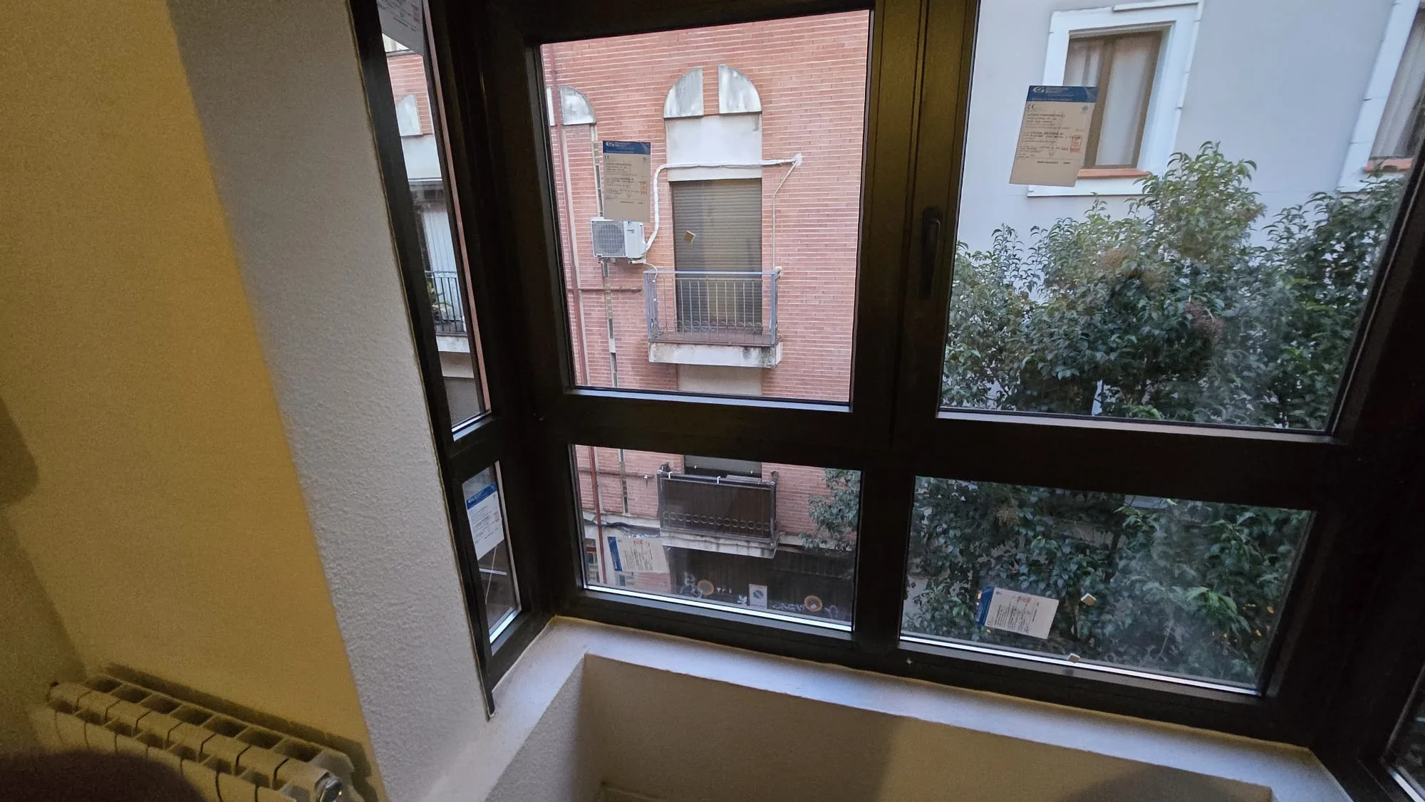 Instalación de ventanas de PVC y aluminio de alta eficiencia térmica - mir 3